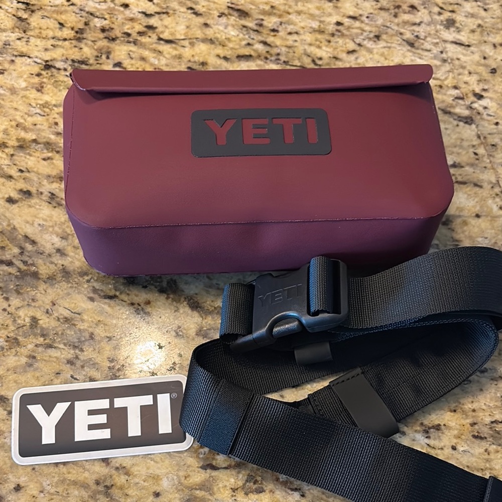Yeti 1L sidekick in wild vine red.